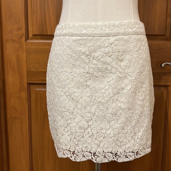 Aritzia Talula Cream Lace Skirt Size 4 Mini - Picture 1 of 5
